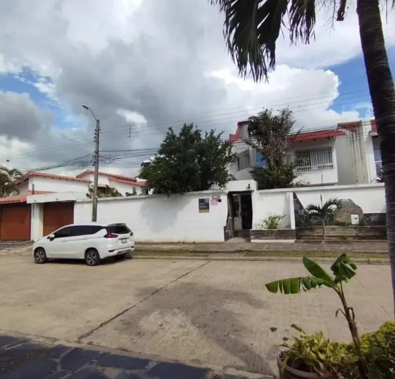 Casa con departamento independiente en venta en la Av. San Aurelio: foto 5 de 10