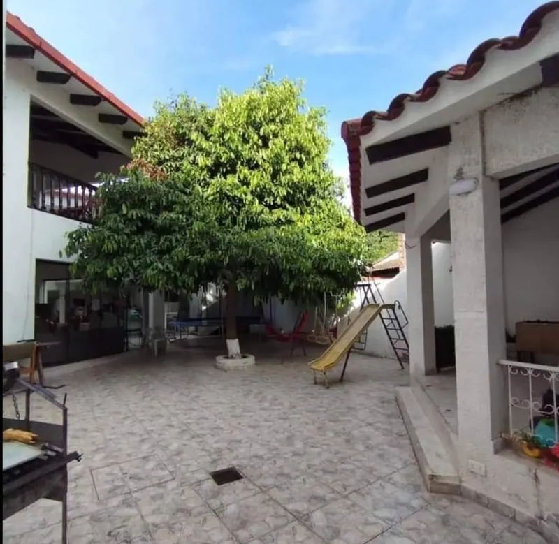 Casa con departamento independiente en venta en la Av. San Aurelio: foto 9 de 10
