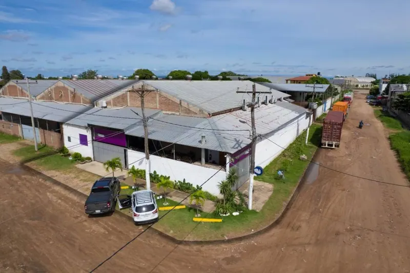 Corner warehouse for sale in the North Zone, 1,025 m²: foto 1 de 9