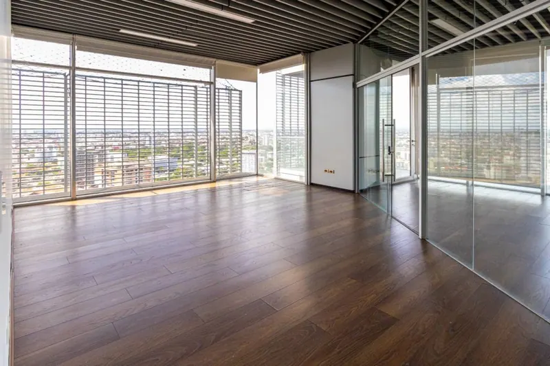 Oficina de 112 m² en venta en Ambassador Business Center, Equipetrol: foto 2 de 11