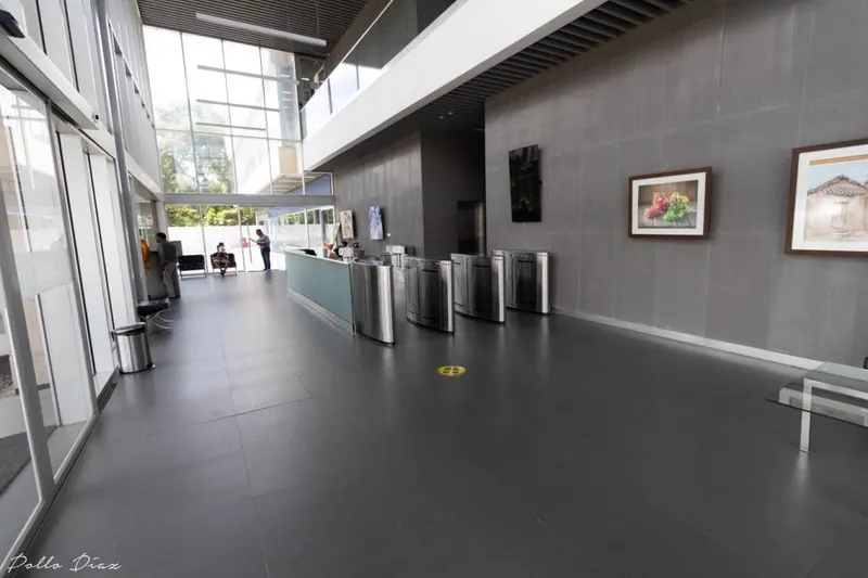 Oficina de 112 m² en venta en Ambassador Business Center, Equipetrol: foto 11 de 11