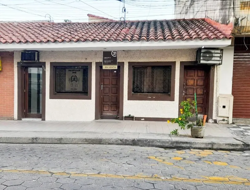 Casa de 4 dormitorios con 2 locales en venta en la calle Sucre, Centro