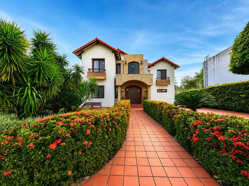 House for sale in Urubó Golf with pool and independent apartment: foto 2 de 54