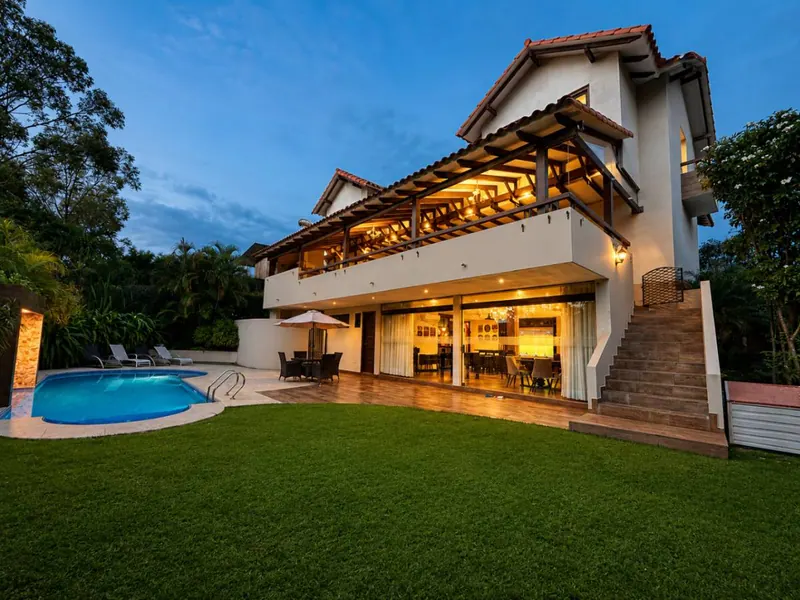 House for sale in Urubó Golf with pool and independent apartment: foto 3 de 54