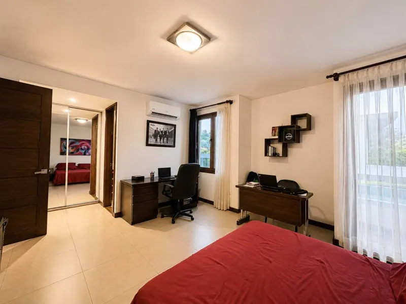 House for sale in Urubó Golf with pool and independent apartment: foto 19 de 54