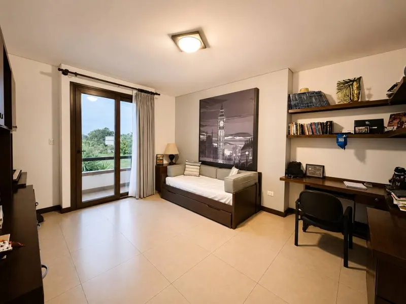 House for sale in Urubó Golf with pool and independent apartment: foto 23 de 54