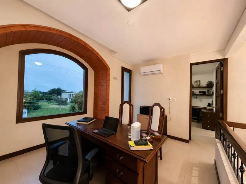 House for sale in Urubó Golf with pool and independent apartment: foto 24 de 54