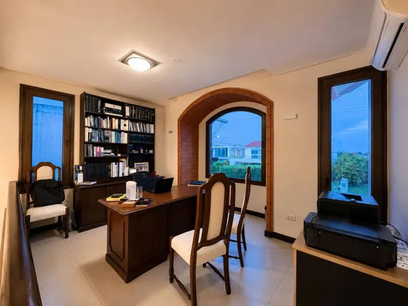 House for sale in Urubó Golf with pool and independent apartment: foto 26 de 54