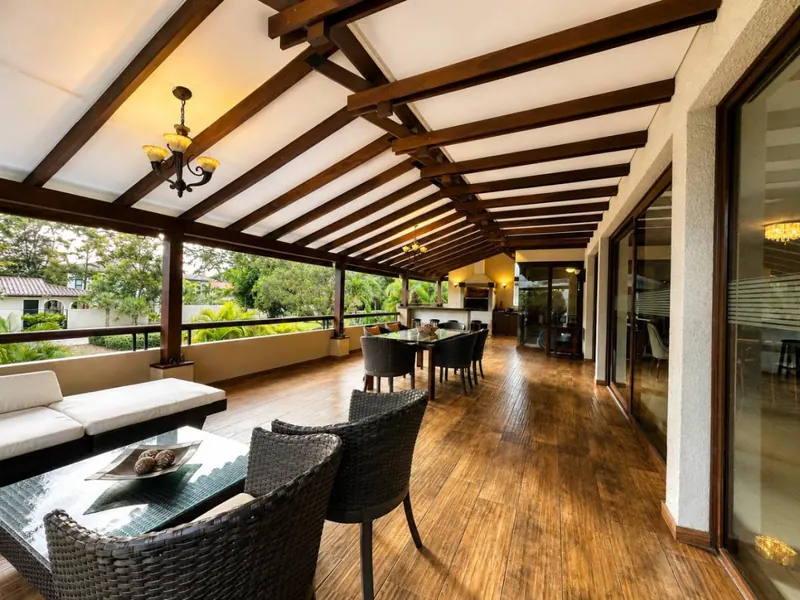 House for sale in Urubó Golf with pool and independent apartment: foto 47 de 54