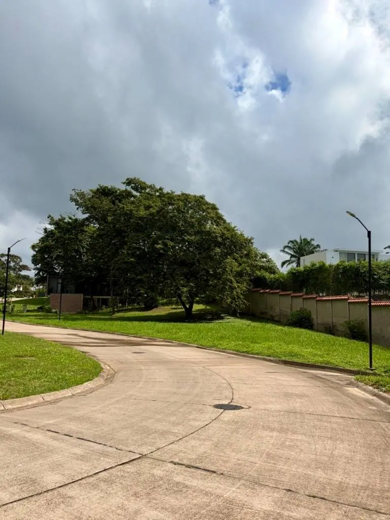1,290.97 m² lot for sale in the La Hacienda gated community, Urubó: foto 5 de 5