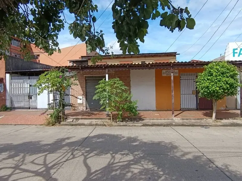 Commercial house with 12 rooms for sale on Av. Tres Pasos