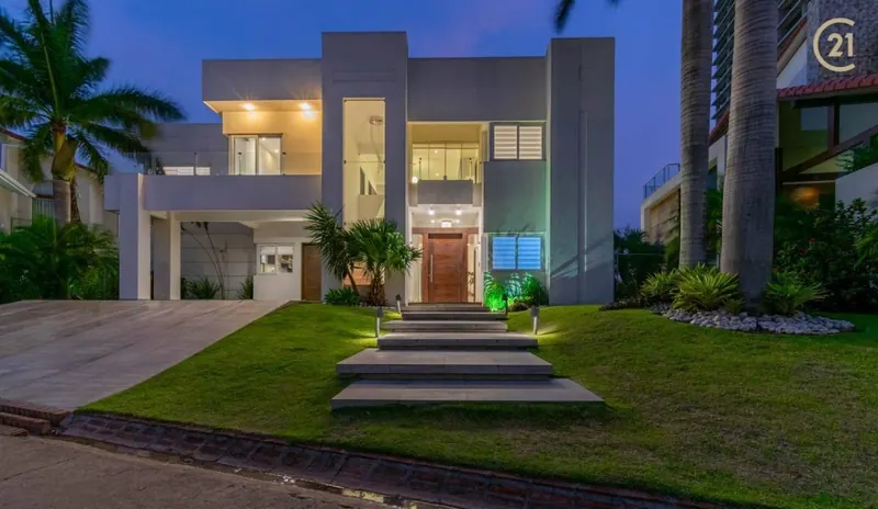 Casa de 4 dormitorios en venta en Colinas del Urubó, Sector 1: foto 1 de 15