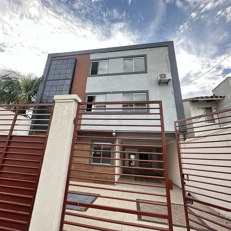Edificio corporativo de 3 plantas en venta sobre la Av. La Salle: foto 1 de 17