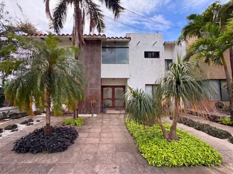 3-bedroom house for sale in the Los Mangos gated community, Av. Banzer: foto 1 de 27