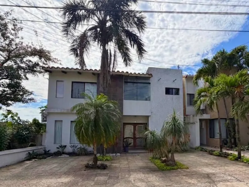 3-bedroom house for sale in the Los Mangos gated community, Av. Banzer: foto 2 de 27