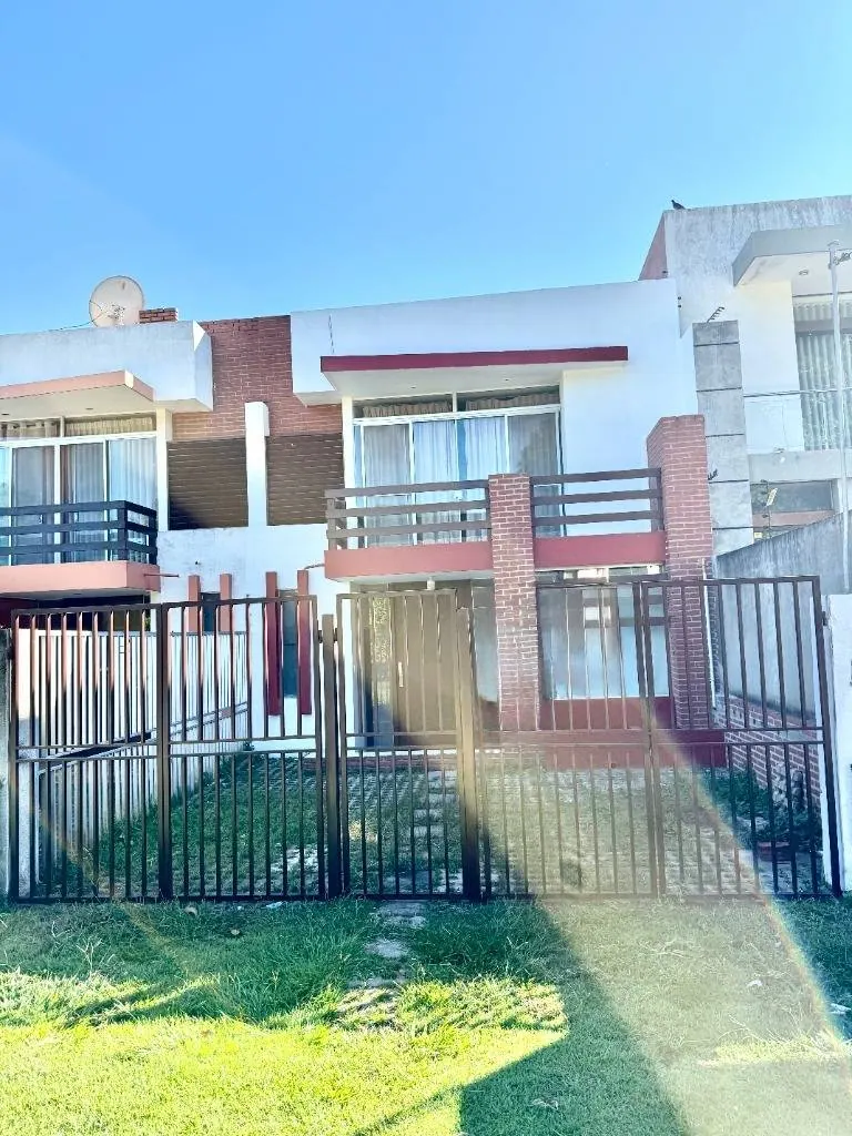 Casa de 3 dormitorios en venta a una cuadra de la Doble Vía La Guardia