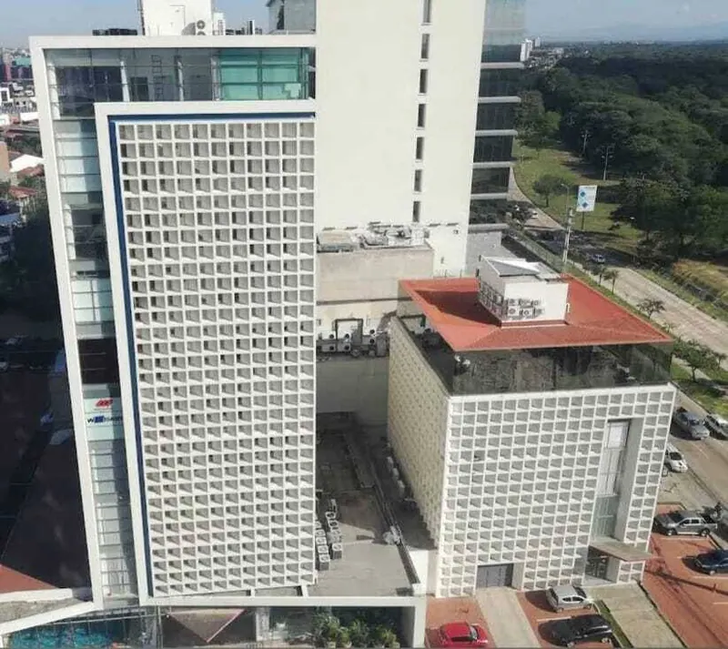 180 m² office for rent in the Cubo I building, Equipetrol