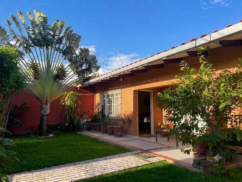 Casa de una planta en esquina en venta en la Zona Norte: foto 1 de 23