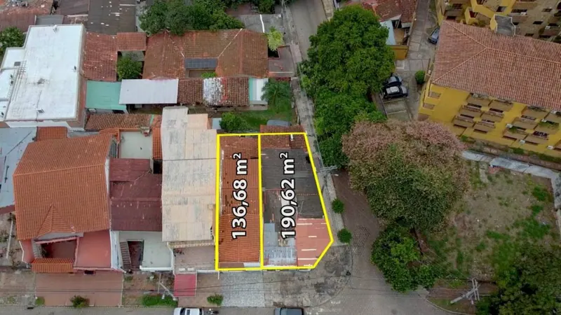 Casa con 3 departamentos y 3 tiendas en venta en la zona Kolping