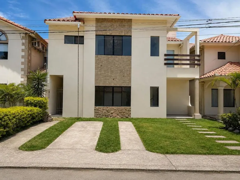 Casa de 3 suites en venta en el condominio Bavaria, Zona Norte: foto 1 de 8