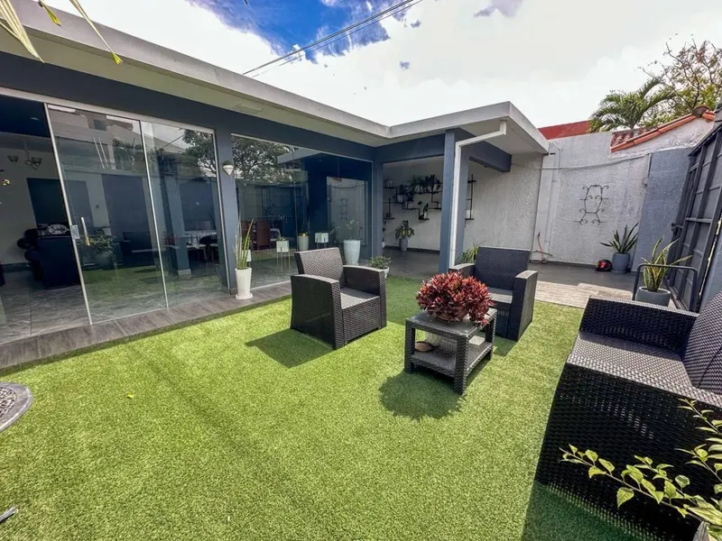 Casa con departamento independiente en venta en barrio Chacarilla: foto 2 de 8