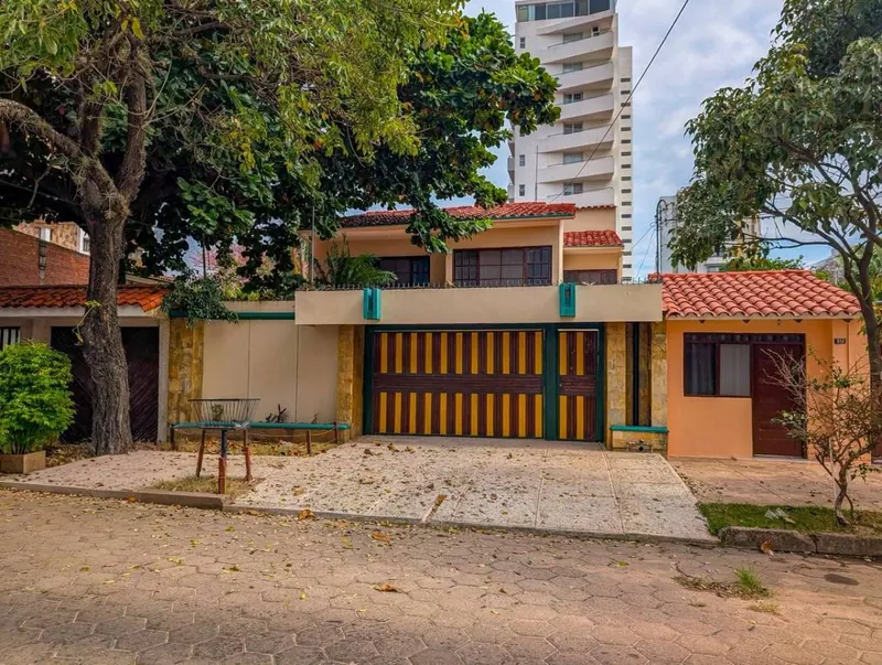 Casa de 5 dormitorios en venta en la zona Las Américas, 2do anillo: foto 1 de 27