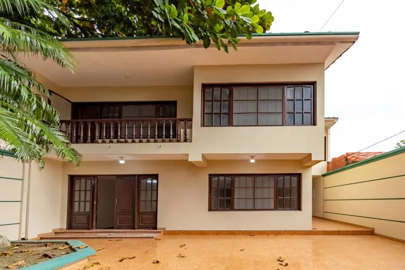 Casa de 5 dormitorios en venta en la zona Las Américas, 2do anillo: foto 4 de 27