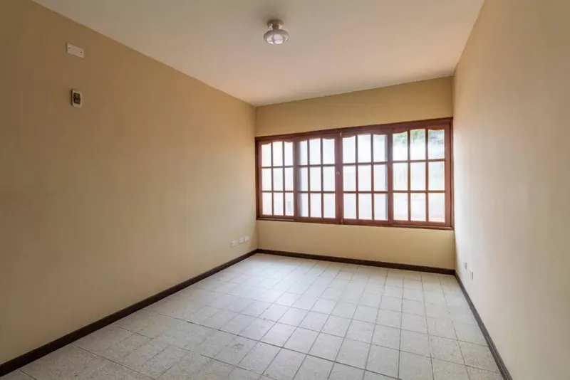 Casa de 5 dormitorios en venta en la zona Las Américas, 2do anillo: foto 6 de 27