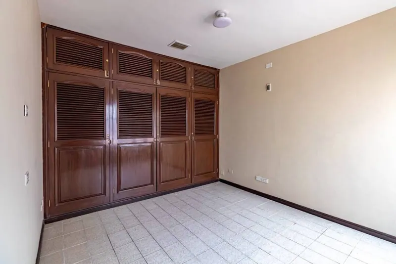 Casa de 5 dormitorios en venta en la zona Las Américas, 2do anillo: foto 8 de 27