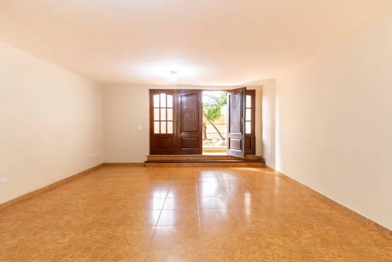 Casa de 5 dormitorios en venta en la zona Las Américas, 2do anillo: foto 23 de 27