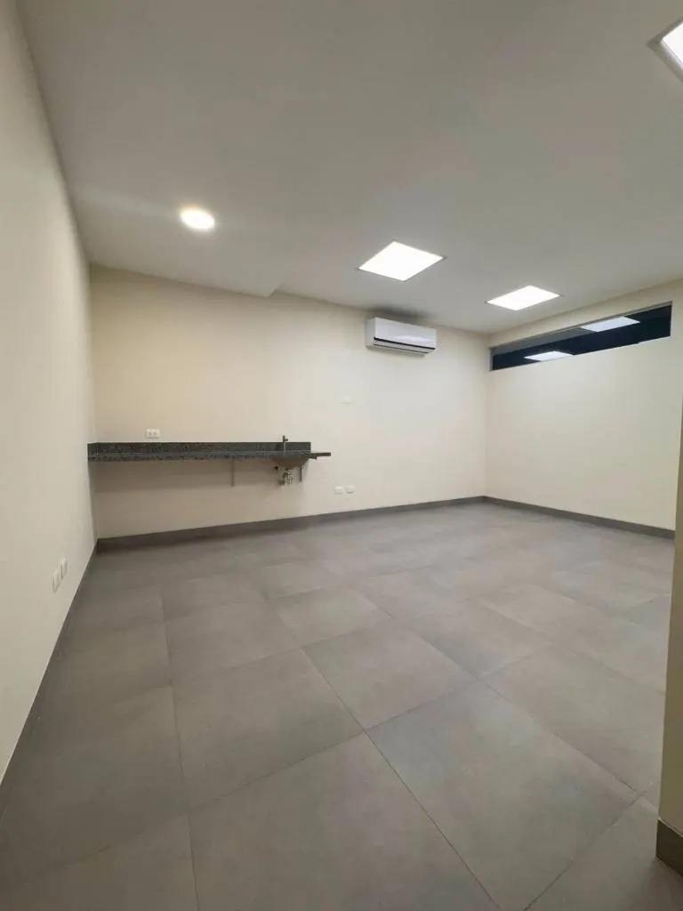 Local comercial de 41 m² en venta en Equipetrol: foto 3 de 9