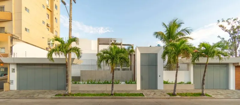 Casa con piscina en venta sobre la Av. Alemana, Zona Norte