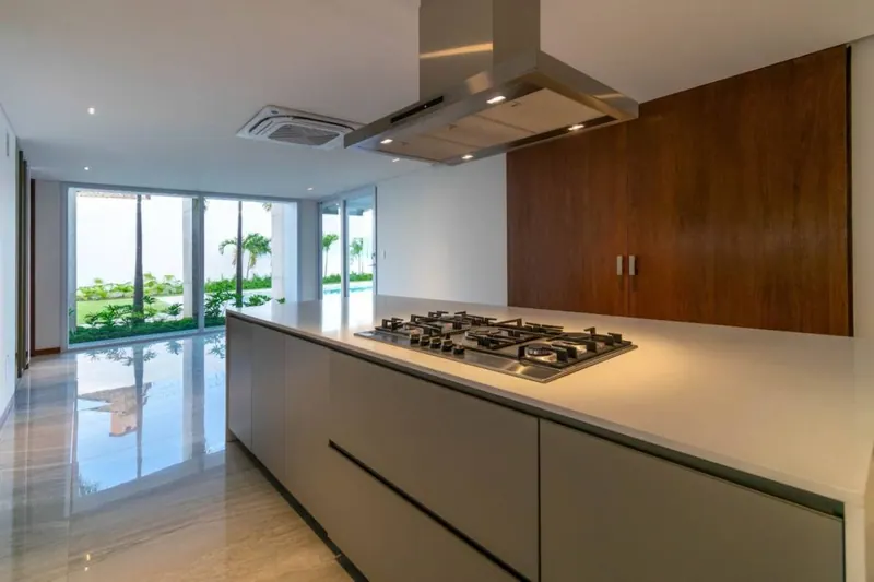 Casa con piscina en venta sobre la Av. Alemana, Zona Norte: foto 4 de 13