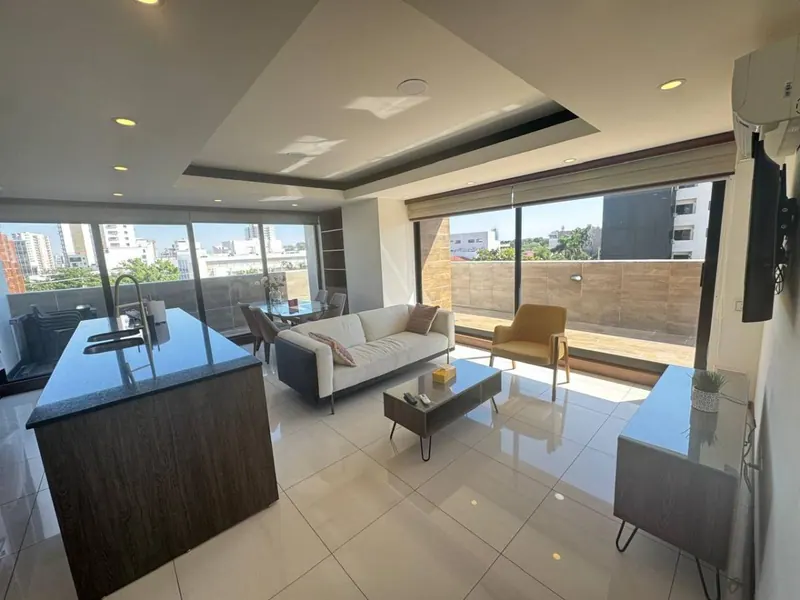 Departamento amoblado de 2 dormitorios en venta en Equipetrol, 152 m²: foto 1 de 8