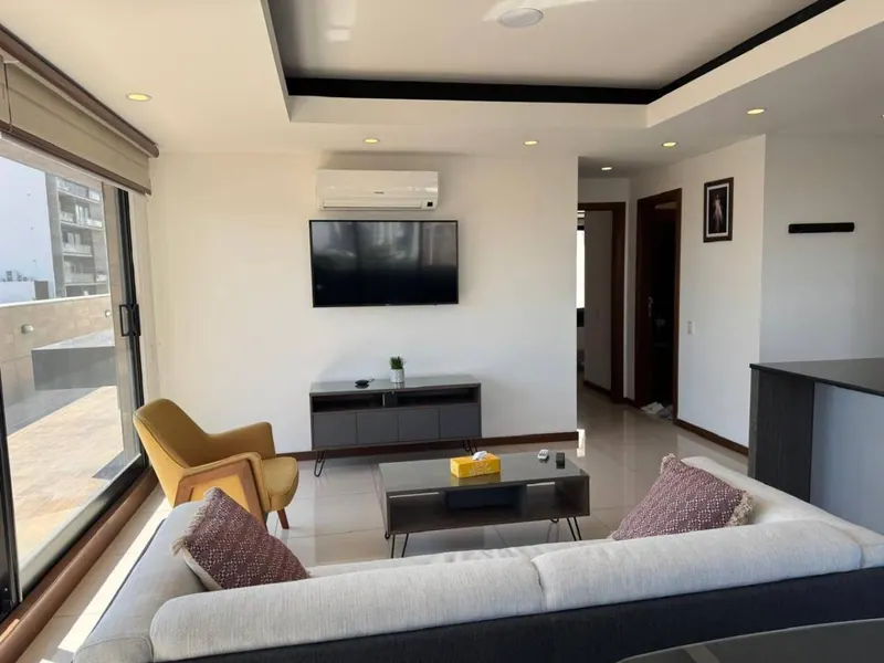 Departamento amoblado de 2 dormitorios en venta en Equipetrol, 152 m²: foto 2 de 8