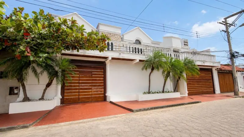 518.45 m² house with pool for sale in Equipetrol, Sirari: foto 3 de 12