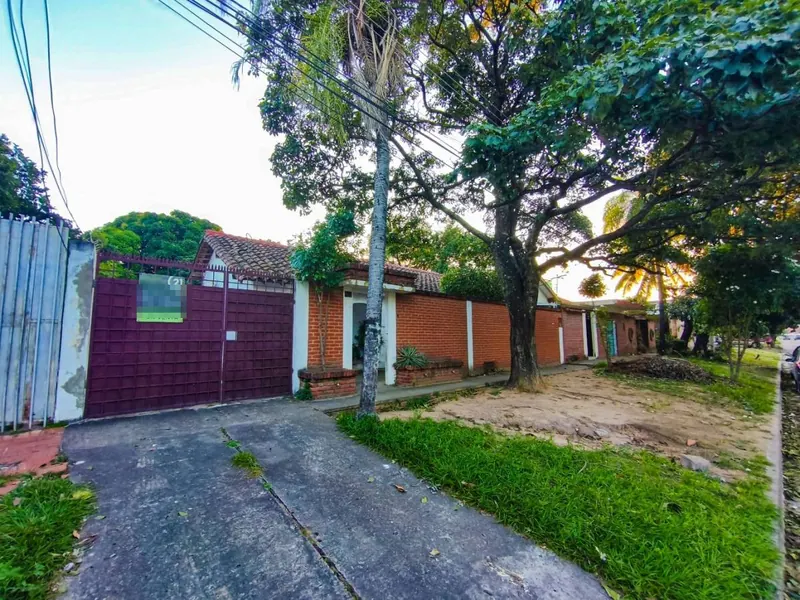 Casa de 3 dormitorios en venta en la Zona Este, salida a dos calles: foto 1 de 17