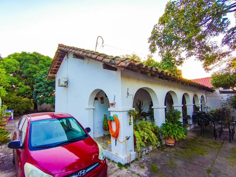 Casa de 3 dormitorios en venta en la Zona Este, salida a dos calles: foto 3 de 17