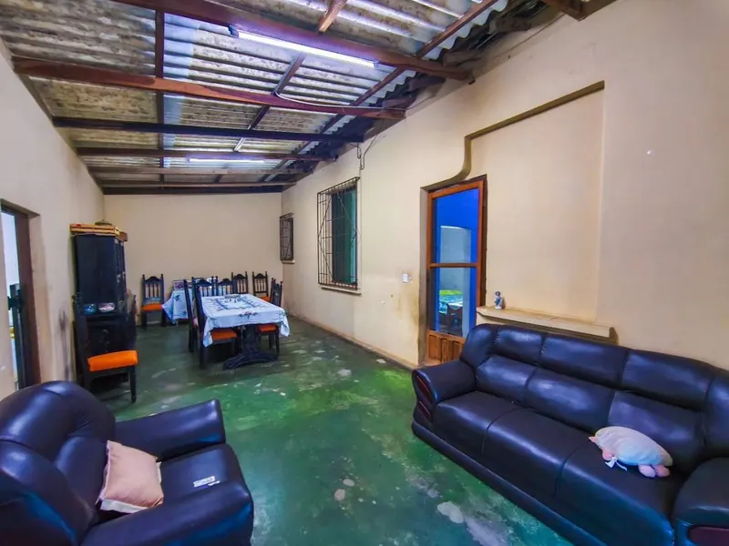 Casa de 3 dormitorios en venta en la Zona Este, salida a dos calles: foto 5 de 17