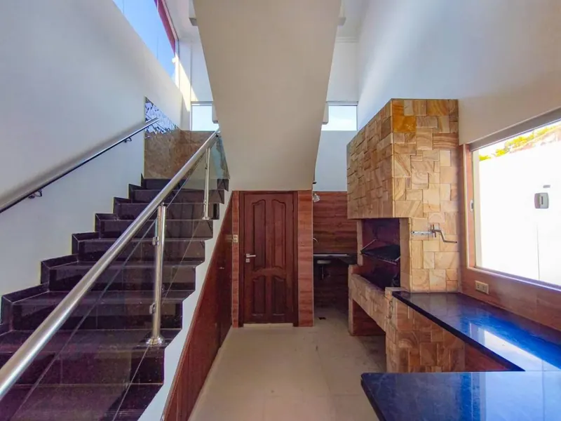 Casa de 5 dormitorios con galpón en venta en la Zona Este: foto 1 de 18