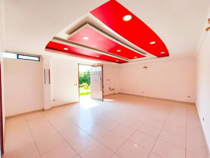 Casa de 5 dormitorios con galpón en venta en la Zona Este: foto 3 de 18