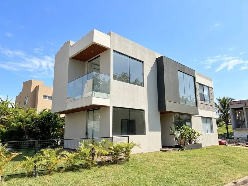 House for sale in the Lomas del Bosque gated community, Urubó: foto 1 de 27
