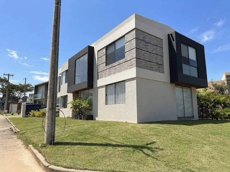 House for sale in the Lomas del Bosque gated community, Urubó: foto 2 de 27