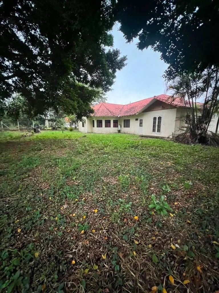 Casa quinta con terreno de 3.148 m² en venta en el Urubó: foto 1 de 15