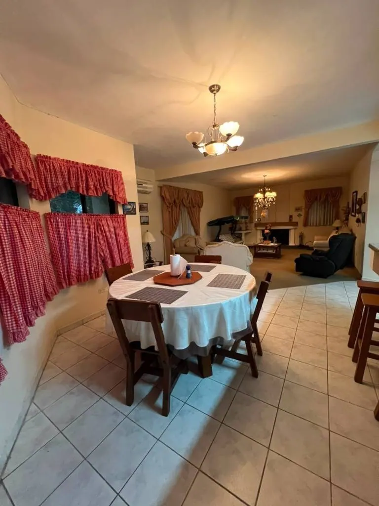 Casa quinta con terreno de 3.148 m² en venta en el Urubó: foto 4 de 15