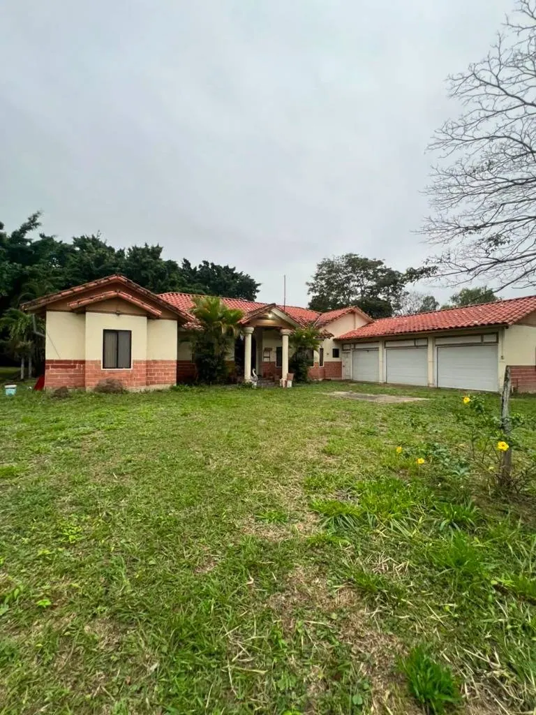 Casa quinta con terreno de 3.148 m² en venta en el Urubó: foto 7 de 15