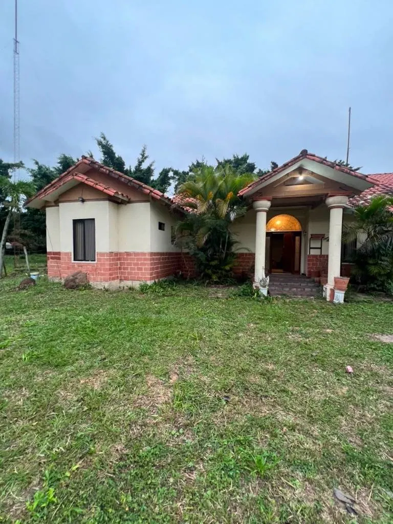 Casa quinta con terreno de 3.148 m² en venta en el Urubó: foto 9 de 15