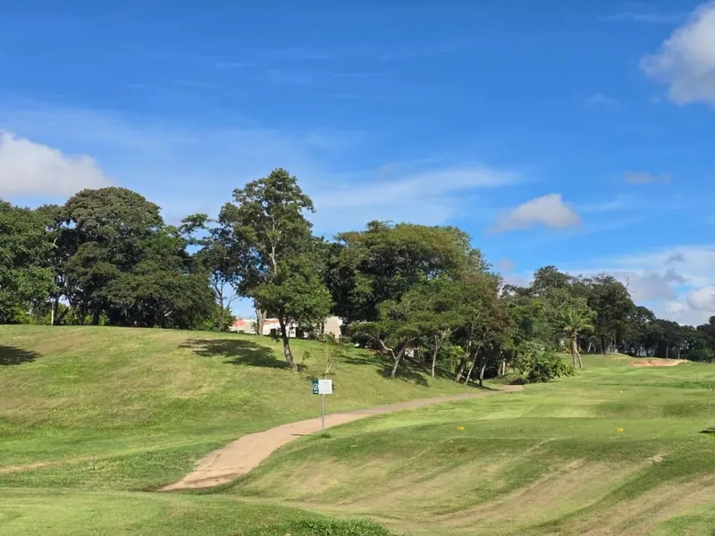1,020.37 m² lot for sale in Urubó Golf with golf course views: foto 1 de 5