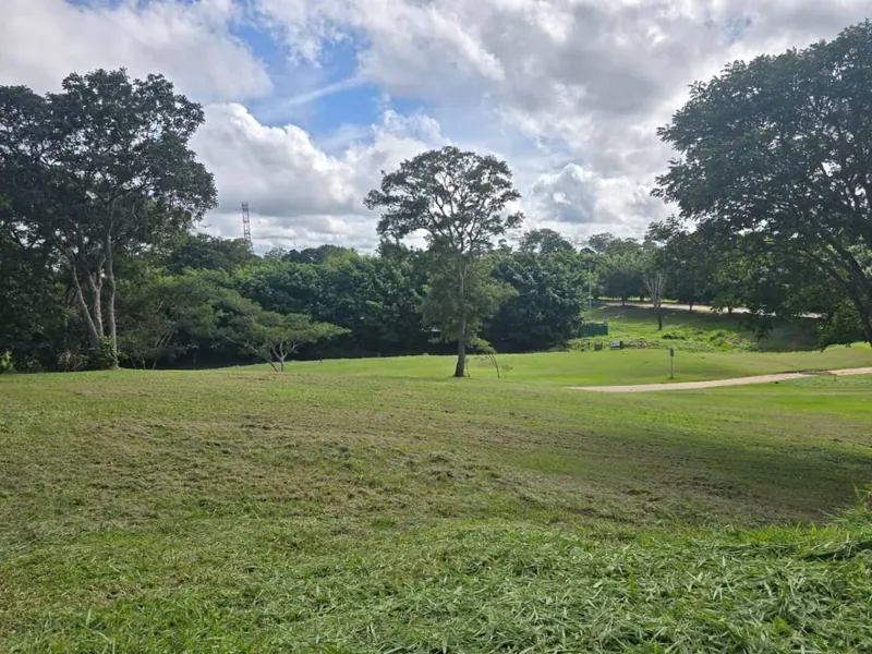 1,020.37 m² lot for sale in Urubó Golf with golf course views: foto 3 de 5