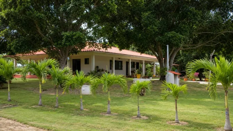 Casa quinta de 4 dormitorios en venta en Cotoca, 4,1959 hectáreas: foto 2 de 9